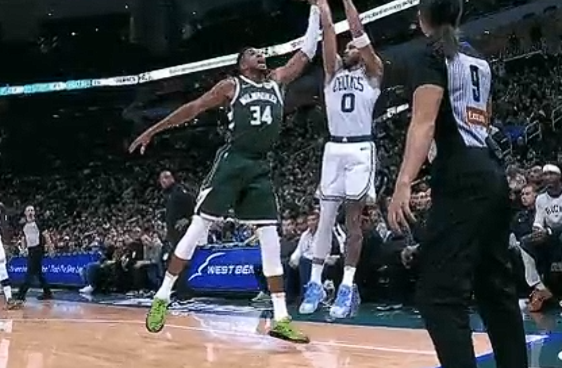 雄鹿逆转尼克斯,塔图姆关键制胜 雄鹿逆转尼克斯,塔图姆关键制胜