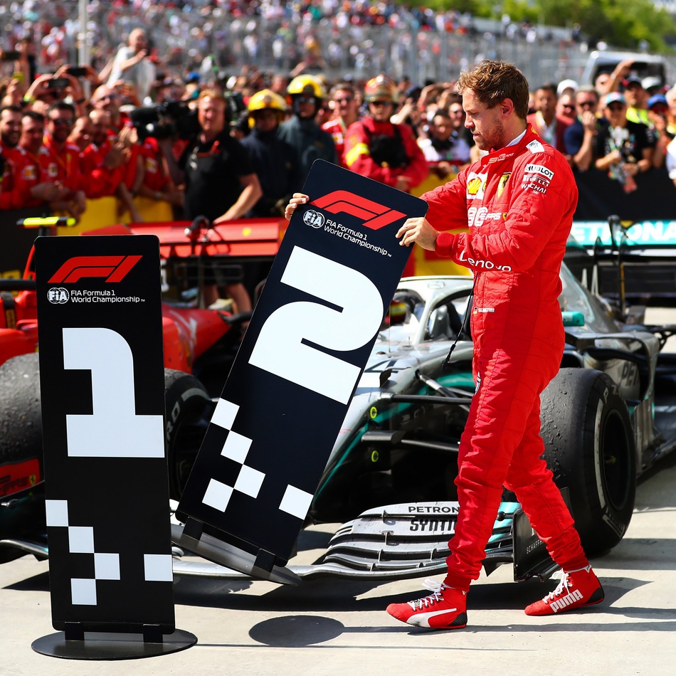 阿斯顿马丁轻取雷诺车队,汉密尔顿统治全场 阿斯顿马丁轻取雷诺车队,汉密尔顿统治全场