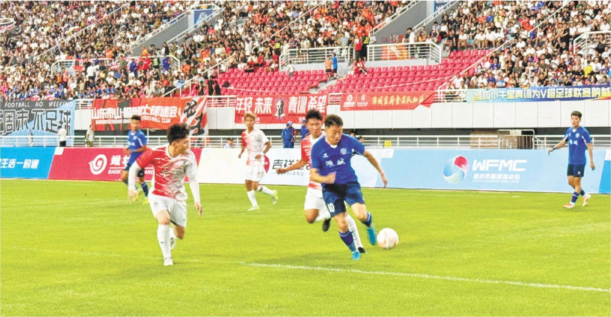 激烈竞争!足球赛事再度引爆球迷热情 激烈竞争!足球赛事再度引爆球迷热情