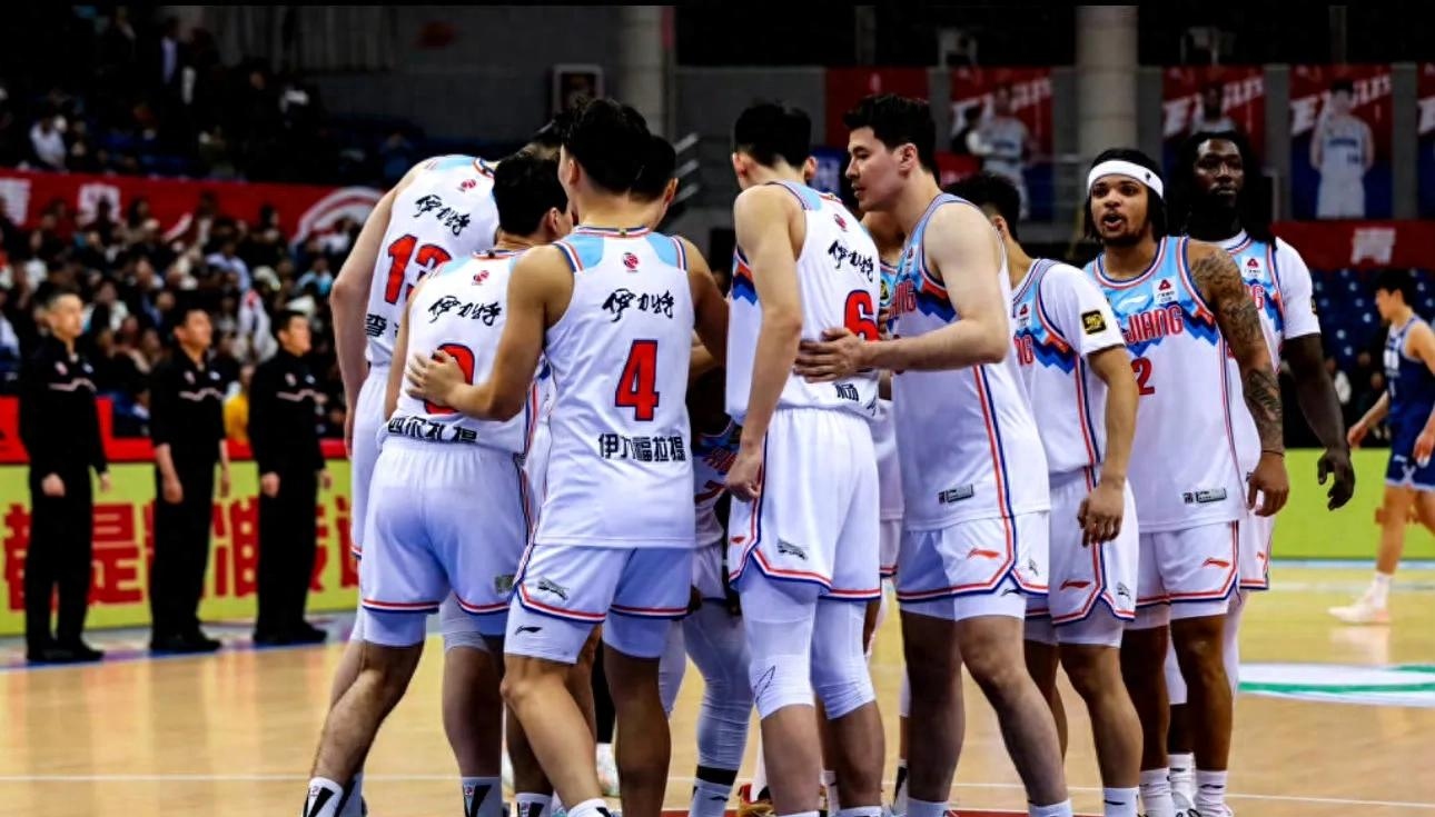 新疆男篮战胜青岛,成为季后赛不可忽视力量 新疆男篮战胜青岛,成为季后赛不可忽视力量