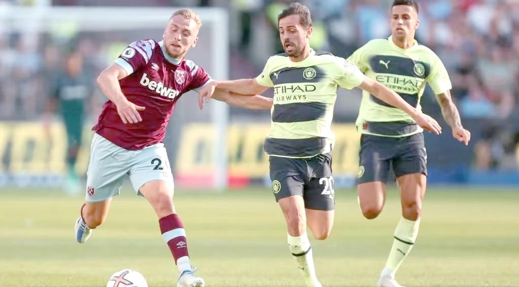 国际足坛擂台赛：双雄争霸搏杀争夺