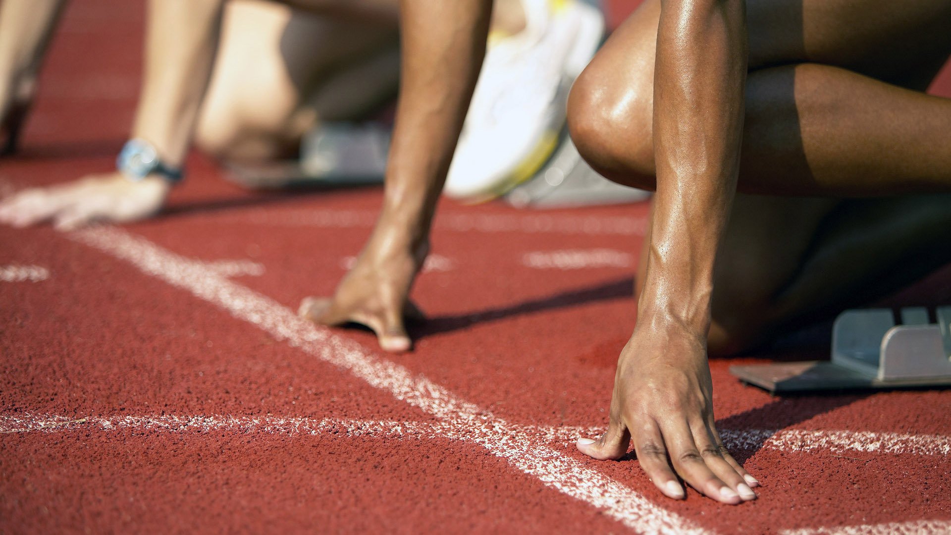 赛道与球场，当F1揭幕战之夜遇见布克的制胜时刻